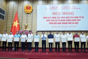 Phó Chủ tịch UBND Thành phố Hà Minh Hải trao Bằng khen của Chủ tịch UBND Thành phố Hà Nội cho các tập thể đạt thành tích. 