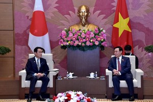 Chủ tịch Quốc hội Vương Đình Huệ (bên phải) tiếp Thủ tướng Nhật Bản, Chủ tịch Liên minh nghị sĩ hữu nghị Nhật - Việt Kishida Fumio.