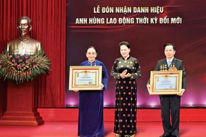 Chủ tịch Quốc hội Nguyễn Thị Kim Ngân trao danh hiệu Anh hùng Lao động thời kỳ đổi mới cho ông Lê Văn Kiểm và bà Trần Cẩm Nhung (năm 2020).
