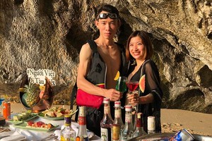 Du khách Singapore trở lại thăm Việt Nam sau hai năm "tắc biên" do Covid-19. 