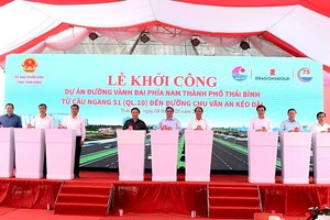 Thủ tướng Chính phủ Phạm Minh Chính cùng các lãnh đạo Trung ương, lãnh đạo tỉnh Thái Bình và đại diện nhà thầu thi công ấn nút khởi công Dự án đầu tư xây dựng tuyến đường vành đai phía Nam TP. Thái Bình.