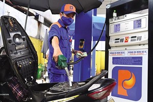 Cách đây ít ngày, liên bộ Tài chính - Công thương đã quyết định điều chỉnh giá xăng dầu trong nước. Ảnh: Đức Thanh