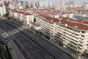 Thượng Hải, thành phố lớn nhất của Trung Quốc, chịu ảnh hưởng nặng nề bởi dịch Covid-19 bùng phát phức tạp. Ảnh: AFP