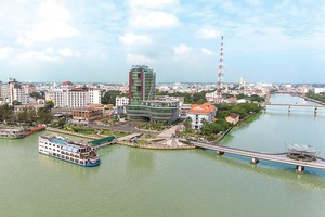 Bến Ninh Kiều nhìn từ quận Cái Răng (TP. Cần Thơ)