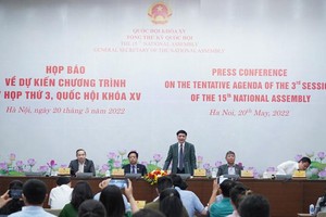 Tổng thư ký Quốc hội Bùi Văn Cường chủ trì họp báo.