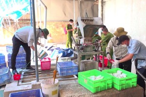 Công an kiểm tra khu vực nghiền bóng đèn hỏng tại Xí nghiệp Đèn ống