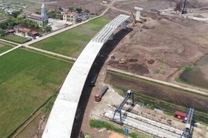 Thi công cụm công trình Kênh nối Đáy - Ninh Cơ. Ảnh: Phi Long/VOV.