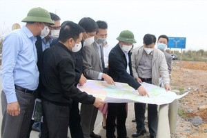 Bí thư Tỉnh ủy Quảng Ninh Nguyễn Xuân Ký (mặc áo khoác đen, đội mũ) cùng đoàn công tác khảo sát đầu tư đường tỉnh lộ 342 từ TP.Hạ Long qua Ba Chẽ nối đến tỉnh Lạng Sơn