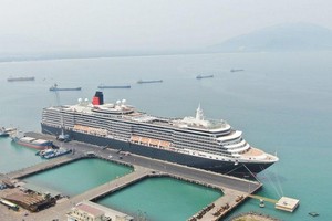 Khu bến cảng Chân Mây.