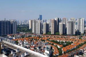 Tín dụng bị siết khiến nhiều nhà đầu tư vay vốn để mua nhà phải bán cắt lỗ.