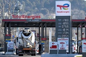 Các chuyên gia dự báo cầu tiêu thụ xăng dầu của Mỹ sẽ tăng cao vào mùa du lịch hè, cộng với việc Trung Quốc nới lỏng phong tỏa chống dịch Covid-19 sẽ đẩy giá dầu thế giới tăng cao hơn nữa. Ảnh: AFP