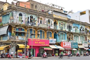 Nhiều chung cư cũ chậm được cải tạo do vướng cơ chế. Trong ảnh: chung cư 440 - Trần Hưng Đạo (quận 5, TP.HCM) xuống cấp nghiêm trọng