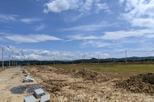 Năm lô đất tại thị trấn Cam Lộ bị bỏ cọc sau thời gian giá đất hạ sốt, thị trường đất nền Quảng Trị “đóng băng” - Ảnh: HOÀNG BÌNH.