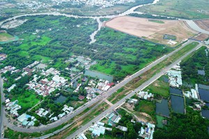 Tuyến đường Vành đai 2 vẫn chưa hoàn thành sau 15 năm xây dựng. Ảnh: Lê Toàn