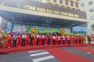 Đại biểu thực hiện nghi thức khánh thành Bệnh viện Đại học Nam Cần Thơ