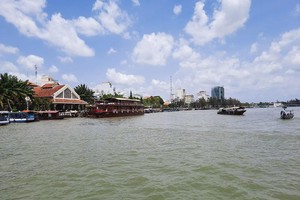 Bến Ninh Kiều nhìn từ sông Cần Thơ