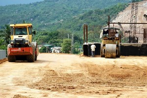 Tính đến ngày 28/6, Dự án cao tốc đoạn Cam Lâm - Vĩnh Hảo sản lượng đạt 15,7%, chậm khoảng 1,9% so với kế hoạch.