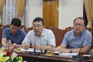 Đại diện Công ty Samwhan (ở giữa) thông tin về dự án. Nguồn: binhdinh.gov.vn