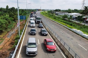 Tuyến cao tốc Trung Lương - Mỹ Thuận không có làn dừng khẩn cấp đã gây rất nhiều bất tiện cho hoạt động sản xuất.