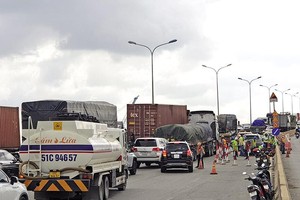 Dòng xe container kẹt cứng trên cầu Phú Mỹ để vào cảng Cát Lái 