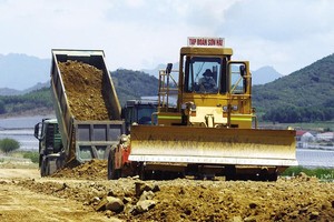 Thi công Dự án Xây dựng công trình đường bộ cao tốc Bắc - Nam phía Đông đoạn Cam Lâm - Nha Trang. Ảnh: Đức Thanh