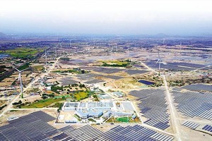 Ninh Thuận đang trở thành điểm đến của các dự án năng lượng tái tạo. Trong ảnh: Tổ hợp năng lượng tái tạo của Trung Nam Group