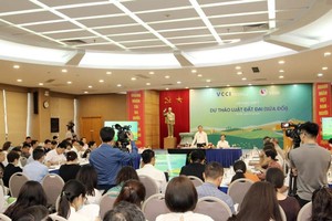 Bộ trưởng Bộ Tài nguyên và môi trường Trần Hồng Hà phát biểu tại hội thảo.