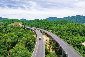 Chính phủ đang tập trung xây dựng hệ thống đường cao tốc, nhất là đoạn qua miền Trung. Trong ảnh: đường dẫn vào hầm đường bộ Đèo Cả