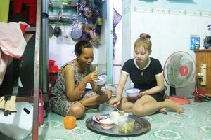 Gia đình một công nhân đã ở trọ hơn 10 năm tại Đồng Nai. Ảnh: Lê Toàn 