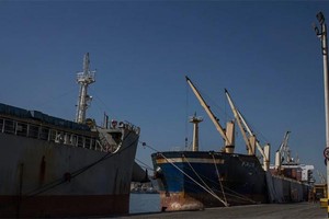 Một tàu chở hàng từ Nga đã dỡ phân bón lên xe tải tại Cảng Santos, ở Sao Paulo, Brazil. Ảnh: Nytimes.com