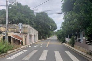 Đất đai dọc đường Lê Lai, thị trấn Cam Đức, huyện Cam Lâm, tỉnh Khánh Hòa được các cá nhân, môi giới bất động sản "thổi" lên khá cao. Ảnh: Linh Đan