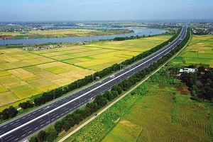 Dự án Đường ô tô cao tốc Hà Nội - Hải Phòng đã hoàn thành và đưa vào khai thác từ năm 2015.