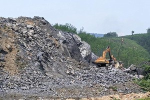 Mỏ đá sét vôi làm vật liệu xây dựng thông thường tại thôn 5, xã Thượng Long, huyện Nam Đông, tỉnh Thừa Thiên Huế. Ảnh: Phước Tuần