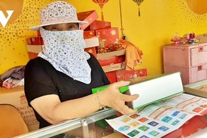 Người bán hàng phấn khởi khi sức mua tăng (Ảnh: Lệ Hằng).