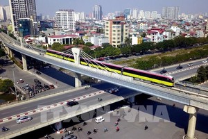 Đoàn tàu Nhổn - Ga Hà Nội chạy thử trong ngày 6/12/2021. Ảnh: Huy Hùng - TTXVN