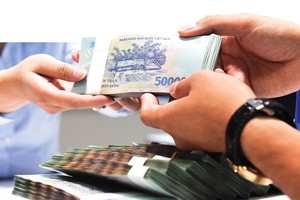 Các doanh nghiệp đang ngóng đợi ngân hàng tăng cung vốn. 