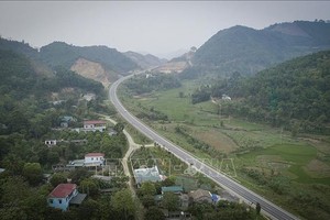 Tuyến cao tốc Hòa Lạc – Hòa Bình nhìn từ trên cao. Ảnh: Trọng Đạt - TTXVN