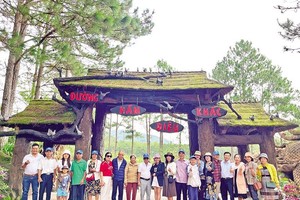 Du khách chụp ảnh lưu niệm tại Khu du lịch Đường hầm Đất Sét (Đà Lạt, Lâm Đồng) 