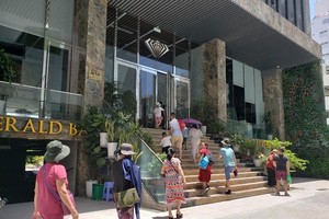 Khách du lịch đến với Nha Trang, tỉnh Khánh Hòa sau thời gian vãn dịch COVID-19. Ảnh: Linh Đan