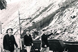 Bác Hồ thăm Nhà máy Than Cẩm Phả (Quảng Ninh). Ảnh: TTXVN