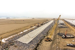 Thi công xây dựng đê chắn sóng đoạn A, kè bảo vệ bờ của gói thầu số 6.