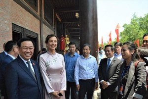 Chủ tịch Quốc hội Vương Đình Huệ, Tổng giám đốc UNESCO Audrey Azoulay cùng các đại biểu tại Lễ kỷ niệm 50 năm Công ước UNESCO 