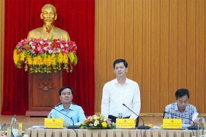 Đối với dự án Cảng hàng không Quảng Trị, Bí thư Tỉnh ủy Lê Quang Tùng đề nghị đơn vị tư vấn tiếp thu ý kiến của các đồng chí trong Ban thường vụ Tỉnh uỷ, ý kiến của các chuyên gia để nghiên cứu điều chỉnh phù hợp nhất các nội dung liên quan trước khi trình hội đồng thẩm định liên ngành Trung ương và Bộ Giao thông Vận tải thẩm định hồ sơ Báo cáo nghiên cứu khả thi dự án…