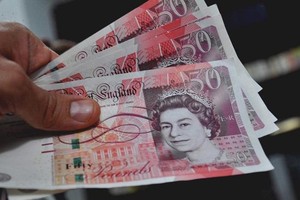 Đồng bảng Anh rớt giá mạnh trong bối cảnh giới đầu tư lo ngại triển vọng kinh tế Anh trở nên u ám. Ảnh: AFP