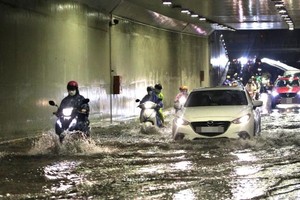 Hầm chui Điện Biên Phủ bị ngập dù đã đầu tư hệ thống máy bơm trị giá 7 tỷ đồng. Ảnh: Hà Nam