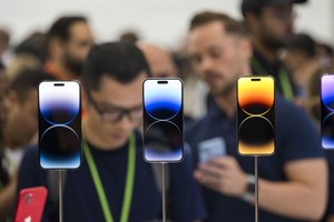 Mẫu iPhone 14 và 14 Plus được trưng bày trong sự kiện ra mắt sản phẩm của Apple ở Apple Park, Cupertino, bang California, ngày 7/9/2022. Ảnh: AFP 