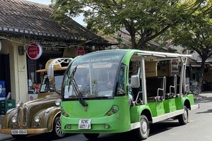 Quảng Nam thí điểm vận chuyển hành khách du lịch bằng xe điện 4 bánh trên địa bàn TP.Hội An vào năm 2019. Ảnh: T.C