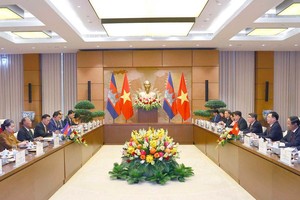 Chủ tịch Quốc hội Vương Đình Huệ hội đàm với Chủ tịch Quốc hội Heng Samrin.