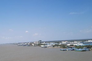 Khu công nghiệp Mỹ Tho, tỉnh Tiền Giang nhìn từ cầu Rạch Miễu