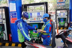 Bộ Tài chính đề xuất giảm 50% thuế tiêu thụ đặc biệt, 50% thuế VAT với xăng dầu.